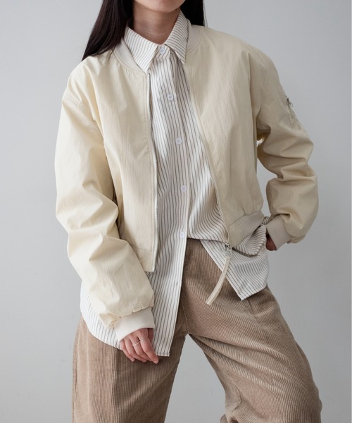 on:nue(オンニュ)の「【on:nue】袖シャーリングショート丈ミリタリーブルゾン /26-27 AW COLLECTION(ブルゾン・レディース・チャコールグレー/カーキ/アイボリー・FREE)」の9枚目の写真