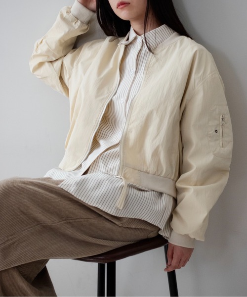 on:nue(オンニュ)の「【on:nue】袖シャーリングショート丈ミリタリーブルゾン /26-27 AW COLLECTION(ブルゾン・レディース・チャコールグレー/カーキ/アイボリー・FREE)」の10枚目の写真