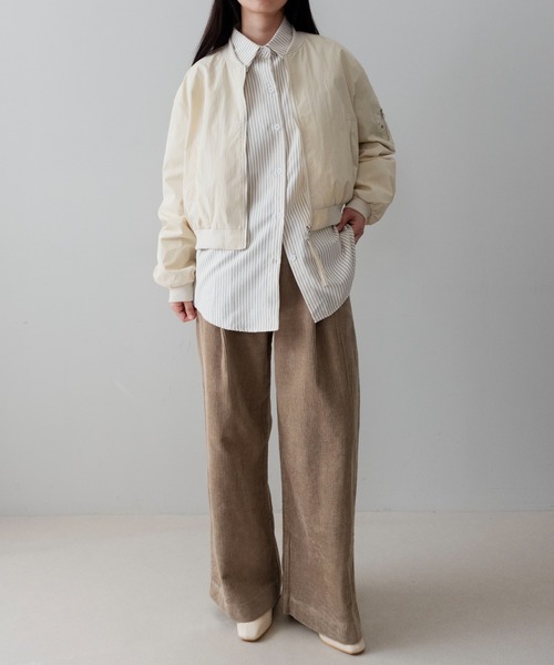 on:nue(オンニュ)の「【on:nue】袖シャーリングショート丈ミリタリーブルゾン /26-27 AW COLLECTION(ブルゾン・レディース・チャコールグレー/カーキ/アイボリー・FREE)」の12枚目の写真