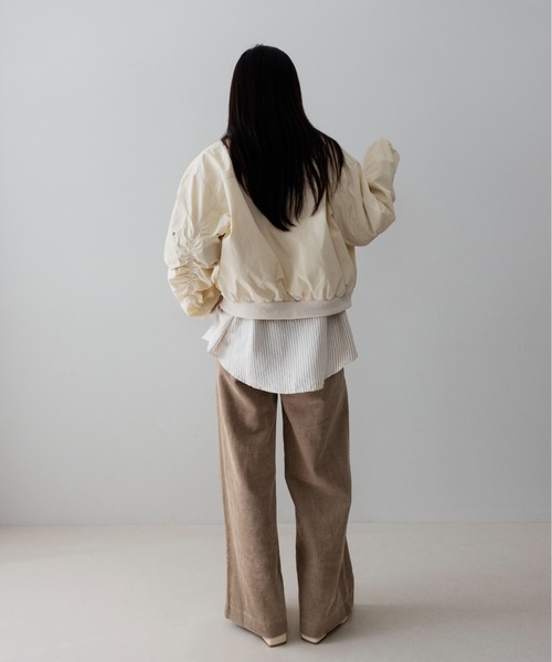 on:nue(オンニュ)の「【on:nue】袖シャーリングショート丈ミリタリーブルゾン /26-27 AW COLLECTION(ブルゾン・レディース・チャコールグレー/カーキ/アイボリー・FREE)」の17枚目の写真