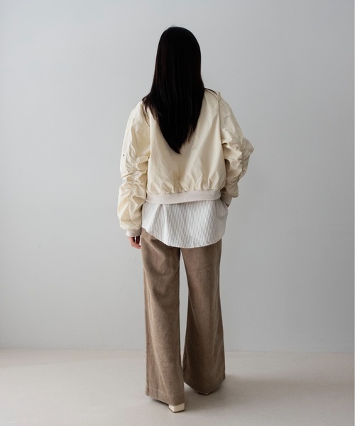 on:nue(オンニュ)の「【on:nue】袖シャーリングショート丈ミリタリーブルゾン /26-27 AW COLLECTION(ブルゾン・レディース・チャコールグレー/カーキ/アイボリー・FREE)」の16枚目の写真