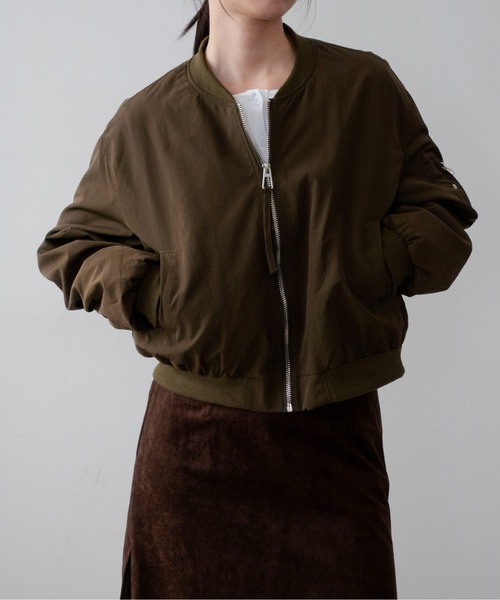 on:nue(オンニュ)の「【on:nue】袖シャーリングショート丈ミリタリーブルゾン /26-27 AW COLLECTION(ブルゾン・レディース・チャコールグレー/カーキ/アイボリー・FREE)」の19枚目の写真