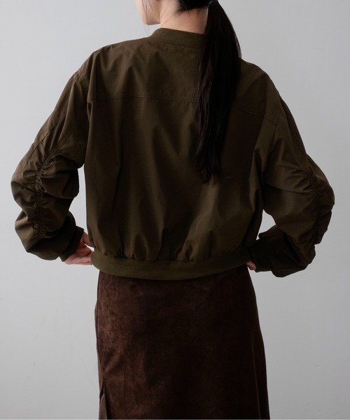on:nue(オンニュ)の「【on:nue】袖シャーリングショート丈ミリタリーブルゾン /26-27 AW COLLECTION(ブルゾン・レディース・チャコールグレー/カーキ/アイボリー・FREE)」の20枚目の写真