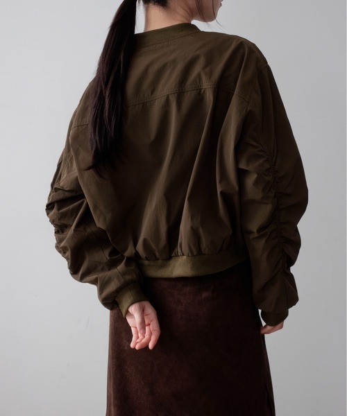 on:nue(オンニュ)の「【on:nue】袖シャーリングショート丈ミリタリーブルゾン /26-27 AW COLLECTION(ブルゾン・レディース・チャコールグレー/カーキ/アイボリー・FREE)」の21枚目の写真