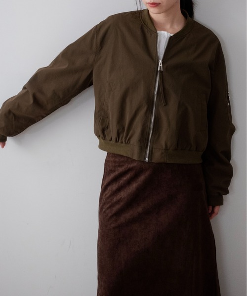 on:nue(オンニュ)の「【on:nue】袖シャーリングショート丈ミリタリーブルゾン /26-27 AW COLLECTION(ブルゾン・レディース・チャコールグレー/カーキ/アイボリー・FREE)」の22枚目の写真