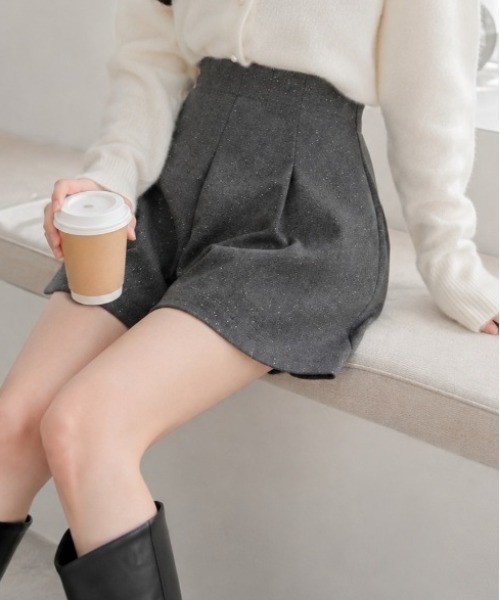 Mku Ekta(ムクエクタ)の「ハイウエストラメショートパンツ(その他パンツ・レディース・ブラック/グレー・S/M/L)」の1枚目の写真