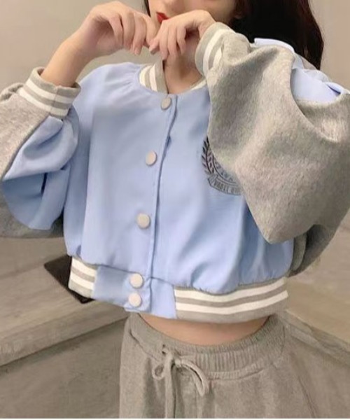 &soiree(アンドソワレ)の「カレッジロゴリブ配色スタジャン(スタジャン・レディース・ホワイト/ブルー・LARGE/X-LARGE/SMALL/MEDIUM)」の1枚目の写真