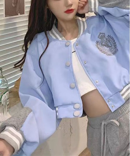 &soiree(アンドソワレ)の「カレッジロゴリブ配色スタジャン(スタジャン・レディース・ホワイト/ブルー・LARGE/X-LARGE/SMALL/MEDIUM)」の3枚目の写真