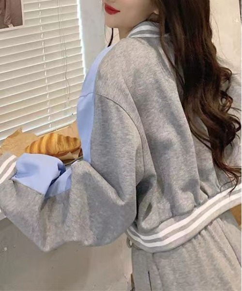 &soiree(アンドソワレ)の「カレッジロゴリブ配色スタジャン(スタジャン・レディース・ホワイト/ブルー・LARGE/X-LARGE/SMALL/MEDIUM)」の4枚目の写真