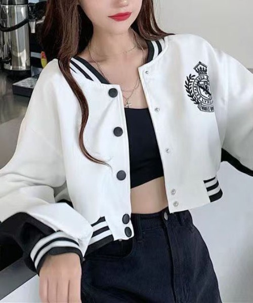 &soiree(アンドソワレ)の「カレッジロゴリブ配色スタジャン(スタジャン・レディース・ホワイト/ブルー・LARGE/X-LARGE/SMALL/MEDIUM)」の5枚目の写真