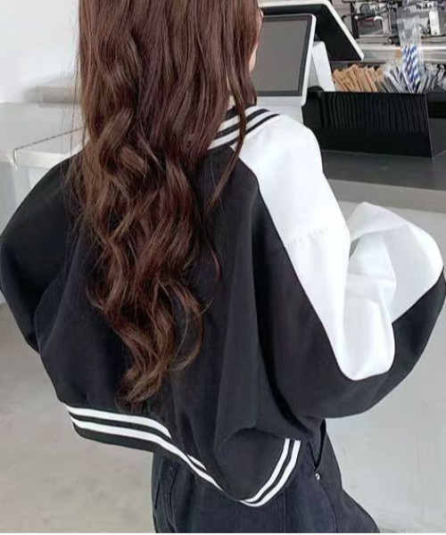 &soiree(アンドソワレ)の「カレッジロゴリブ配色スタジャン(スタジャン・レディース・ホワイト/ブルー・LARGE/X-LARGE/SMALL/MEDIUM)」の6枚目の写真