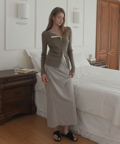 TWEE(トゥウィー)の「リングト スエード シャーリング ロングスカート(スカート・レディース・ブラック/サンドベージュ・SMALL/MEDIUM)」の5枚目の写真
