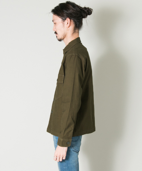 URBAN RESEARCH(アーバンリサーチ)の「UR VintageMilitaryShirts(シャツ/ブラウス・メンズ・カーキ/イエロー系その他/ブラック系その他/ネイビー・MEDIUM/LARGE/SMALL)」の6枚目の写真