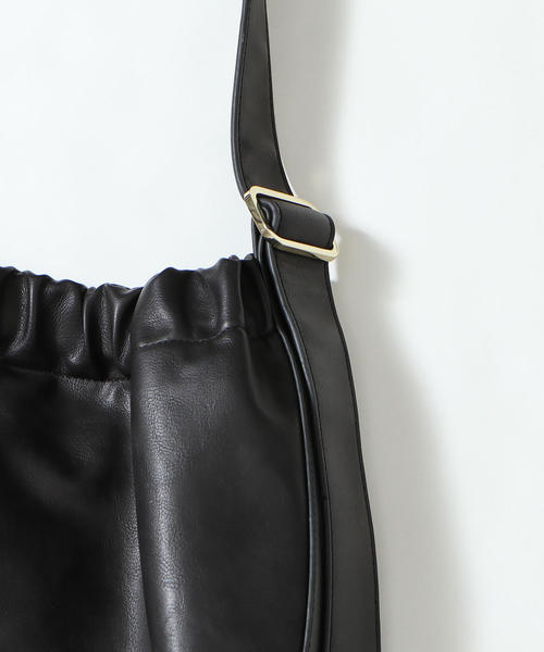 coen(コーエン)の「ギャザーショルダーバッグ(ショルダーバッグ・レディース・ブラック/モカ・FREE)」の11枚目の写真