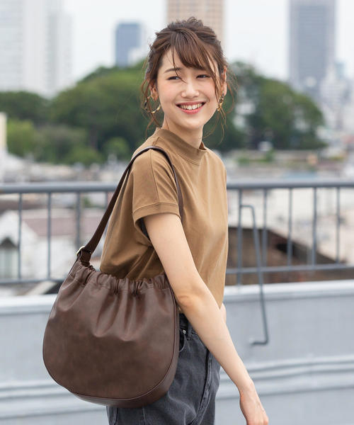 coen(コーエン)の「ギャザーショルダーバッグ(ショルダーバッグ・レディース・ブラック/モカ・FREE)」の5枚目の写真