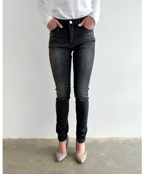WHEIR(ウェア)の「WHEIR SKINNY JEANS(デニムパンツ・レディース・ネイビー/チャコールグレー/ダークブラック/ブラック/ダークグレー/ブルー/ライトインディゴブルー/ピンク/ダークインディゴブルー/ホワイト・23/26/24/25/27/SMALL/MEDIUM/LARGE)」の16枚目の写真