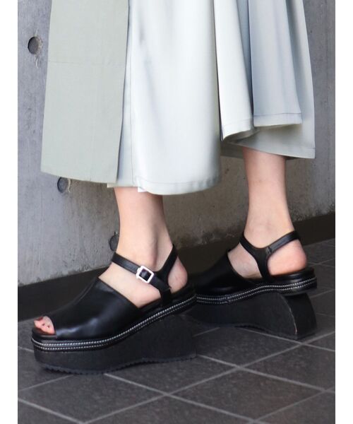 MURUA（ムルーア）の「カーブウェッジサンダル（サンダル・レディース・ブラック/アイボリー・35/36/37）」の2枚目の写真