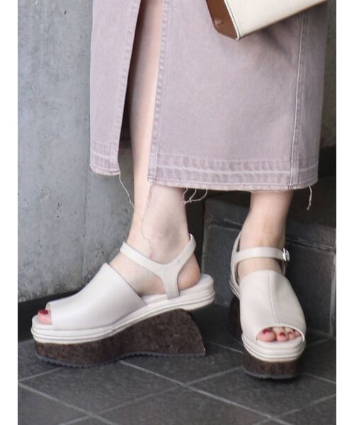 MURUA（ムルーア）の「カーブウェッジサンダル（サンダル・レディース・ブラック/アイボリー・35/36/37）」の11枚目の写真