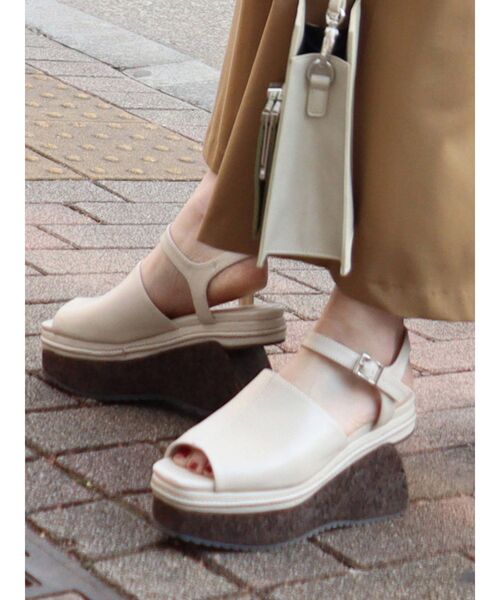 MURUA（ムルーア）の「カーブウェッジサンダル（サンダル・レディース・ブラック/アイボリー・35/36/37）」の13枚目の写真