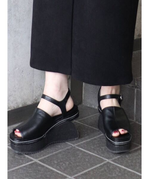 MURUA（ムルーア）の「カーブウェッジサンダル（サンダル・レディース・ブラック/アイボリー・35/36/37）」の16枚目の写真