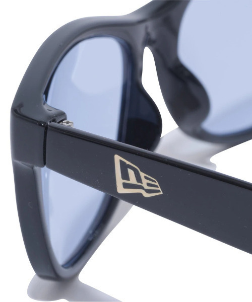 NEW ERA（ニューエラ）の「NEW ERA/ニューエラ サングラス スクエアラージレンズ シャイニーブラックフレーム ライトブルーレンズ 12674017（サングラス・メンズ・ブラック×ブルー・FREE）」の6枚目の写真
