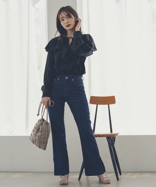 Andemiu（アンデミュウ）の「フレアスリットデニム214878（デニムパンツ・レディース・インディゴブルー/ブルー・SMALL/MEDIUM）」の5枚目の写真