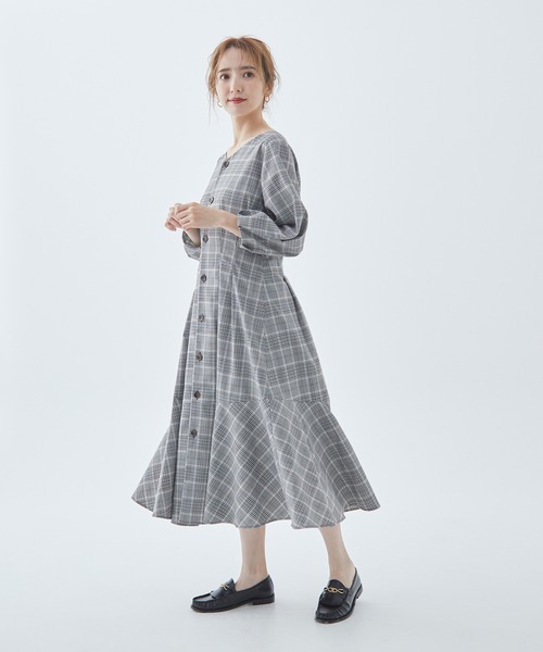 Fabulous Angela（ファビュラスアンジェラ）の「2wayタックワンピース（ワンピース・レディース・グレイッシュベージュ/ネイビー/ブラック/ベージュ・FREE）」の2枚目の写真