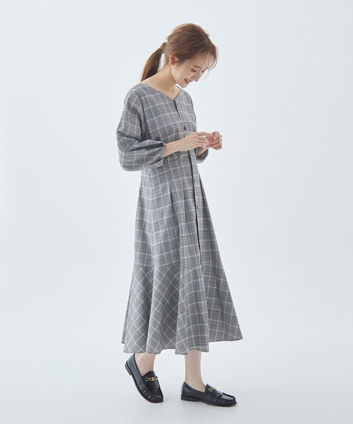 Fabulous Angela（ファビュラスアンジェラ）の「2wayタックワンピース（ワンピース・レディース・グレイッシュベージュ/ネイビー/ブラック/ベージュ・FREE）」の5枚目の写真