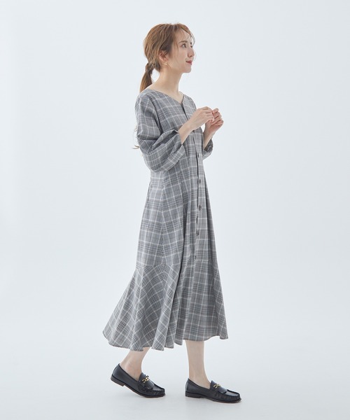 Fabulous Angela（ファビュラスアンジェラ）の「2wayタックワンピース（ワンピース・レディース・グレイッシュベージュ/ネイビー/ブラック/ベージュ・FREE）」の6枚目の写真