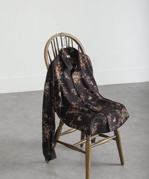 NILWAY（ニルウェイ）の「総柄トロミ長袖オーバーサイズシャツ/柄シャツ（シャツ/ブラウス・メンズ・ホワイト系/ブラック系/ブラック系1/ブラック系2/ブラック系3/ブラック系4/グレー系/ブラウン系/ブラウン系1/ブルー系/ホワイト系1/ブラック系5/ホワイト系2/ブラック系6/ブラウン系2/ブルー系1/ブラック系7/ブラウン系3/ブラック系8/キャメル/ダークブラウン系/ベージュ系/グレー系1/ブルー系2/ブラック系9/ブラック系その他/グレー系2/ブラウン系4/ホワイト系3/ホワイト系5/ブラック系その他2/ホワイト系4/ブラック系その他3/ブラック系その他4/ベージュ系3/ベージュ系2/ブラック系その他5・MEDIUM/LARGE）」の8枚目の写真