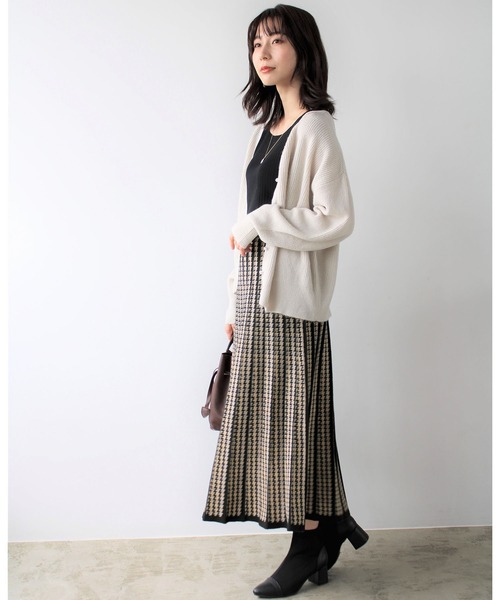 GeeRA(ジーラ)の「ジャカードプリーツニットスカート(スカート・レディース・ブラック/ベージュ・MEDIUM/LARGE)」の4枚目の写真