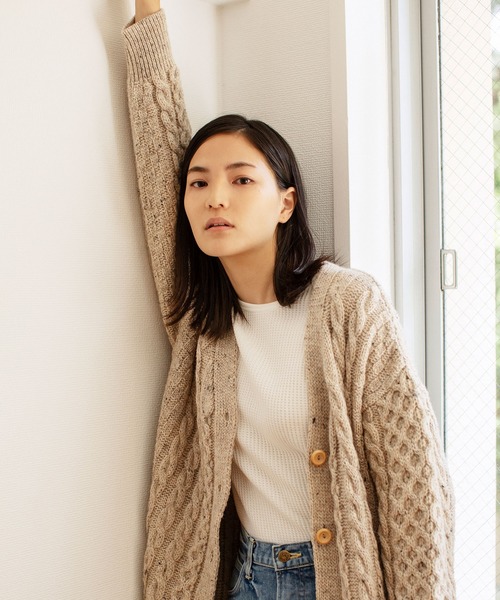 Kerrywoollenmills（ケリーウーレンミルズ）の「ARAN CABLE V-NECK LONG CARDIGAN（ニット/セーター・レディース・ネイビー/ベージュ/アイボリー・34）」の3枚目の写真