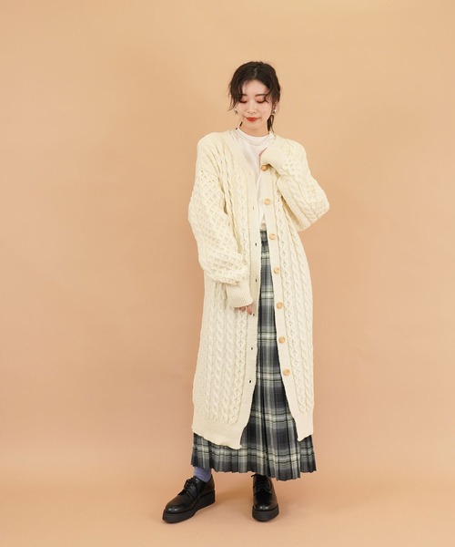 Kerrywoollenmills（ケリーウーレンミルズ）の「ARAN CABLE V-NECK LONG CARDIGAN（ニット/セーター・レディース・ネイビー/ベージュ/アイボリー・34）」の2枚目の写真
