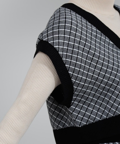 COLONY 2139（コロニートゥーワンスリーナイン）の「綿アクリルジャガードニットベスト（ベスト・レディース・ブラック/ベージュ/グリーン・FREE）」の4枚目の写真