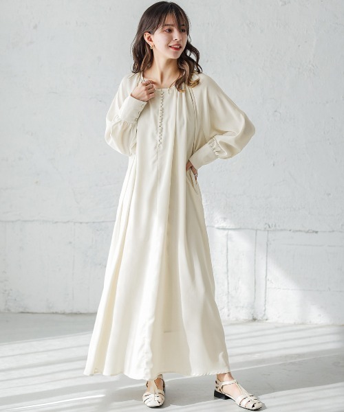 La-gemme（ラジェム）の「くるみボタンワンピース（ワンピース・レディース・オフホワイト/ブラック/グレイッシュベージュ・C/フリー）」の2枚目の写真