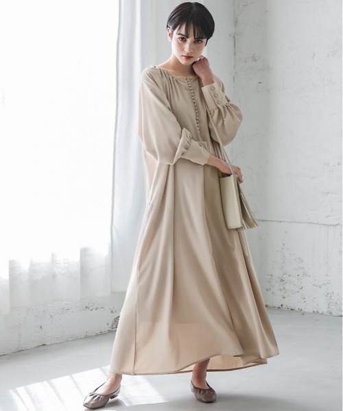 La-gemme（ラジェム）の「くるみボタンワンピース（ワンピース・レディース・オフホワイト/ブラック/グレイッシュベージュ・C/フリー）」の3枚目の写真
