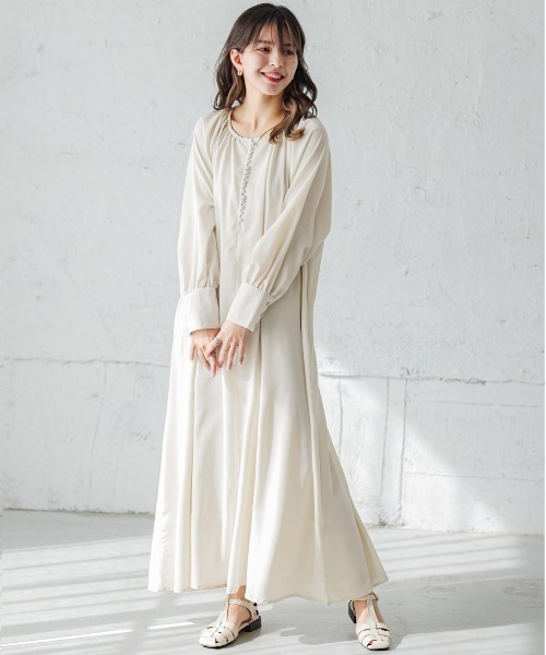 La-gemme（ラジェム）の「くるみボタンワンピース（ワンピース・レディース・オフホワイト/ブラック/グレイッシュベージュ・C/フリー）」の4枚目の写真