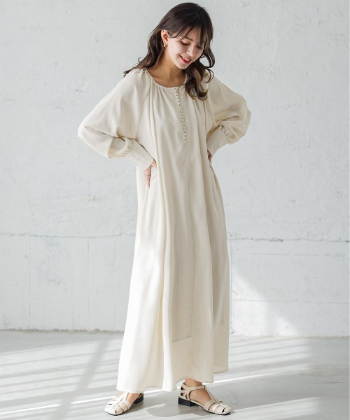 La-gemme（ラジェム）の「くるみボタンワンピース（ワンピース・レディース・オフホワイト/ブラック/グレイッシュベージュ・C/フリー）」の5枚目の写真