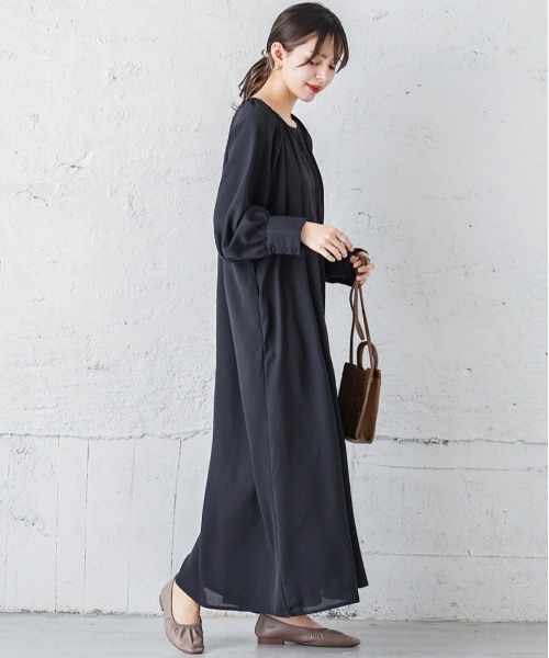 La-gemme（ラジェム）の「くるみボタンワンピース（ワンピース・レディース・オフホワイト/ブラック/グレイッシュベージュ・C/フリー）」の6枚目の写真