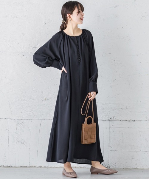 La-gemme（ラジェム）の「くるみボタンワンピース（ワンピース・レディース・オフホワイト/ブラック/グレイッシュベージュ・C/フリー）」の10枚目の写真
