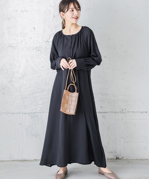 La-gemme（ラジェム）の「くるみボタンワンピース（ワンピース・レディース・オフホワイト/ブラック/グレイッシュベージュ・C/フリー）」の9枚目の写真