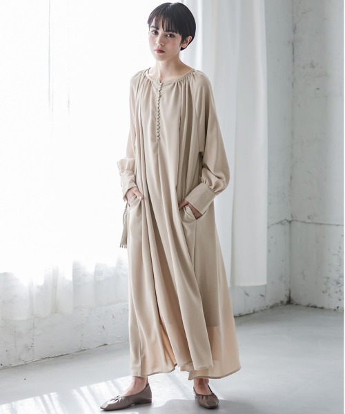 La-gemme（ラジェム）の「くるみボタンワンピース（ワンピース・レディース・オフホワイト/ブラック/グレイッシュベージュ・C/フリー）」の12枚目の写真