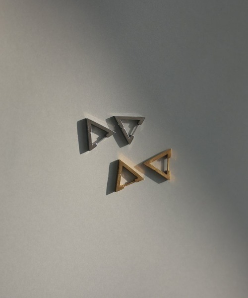 at.(アット)の「【at.】トライアングルピアス(ピアス(両耳用)・レディース・シルバー/ゴールド・F)」の7枚目の写真