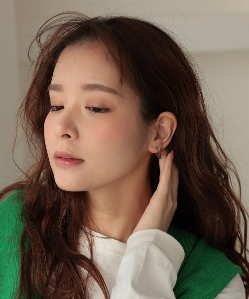 at.(アット)の「【at.】トライアングルピアス(ピアス(両耳用)・レディース・シルバー/ゴールド・F)」の6枚目の写真
