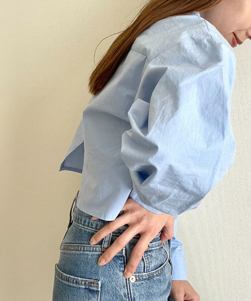 ISOOK(アイスー)の「バックデザインクロップドシャツ(ai select)/ デザイントップス カラーシャツ アシメデザインシャツ(シャツ/ブラウス・レディース・ブルー・FREE)」の2枚目の写真