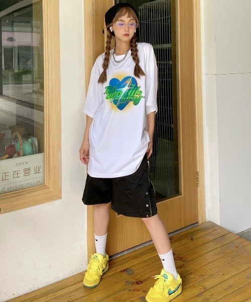 Never mind the XU / Chikashitsu+（ネバーマインド ザ エックスユー / チカシツプラス）の「【DO WHAT WE WANT/ドゥーワットウィーウォント】 Speeding Love Tee/ハート ロゴ グラフィック 3Dロゴ Tシャツ 半袖（Tシャツ/カットソー・メンズ・ホワイト/ブラック・L/XL/M）」の4枚目の写真