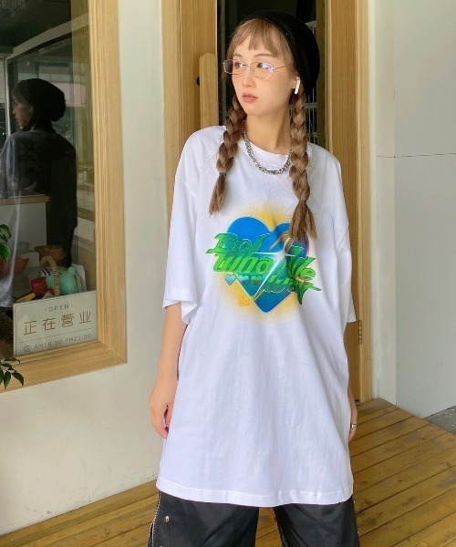 Never mind the XU / Chikashitsu+（ネバーマインド ザ エックスユー / チカシツプラス）の「【DO WHAT WE WANT/ドゥーワットウィーウォント】 Speeding Love Tee/ハート ロゴ グラフィック 3Dロゴ Tシャツ 半袖（Tシャツ/カットソー・メンズ・ホワイト/ブラック・L/XL/M）」の6枚目の写真