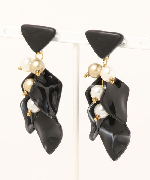 tone(トーン)の「【atelier*mio】クレイ × リーフパール costume jewelry pierce(ピアス(両耳用)・レディース・ホワイト/ブラック・FREE)」の1枚目の写真