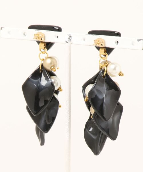 tone(トーン)の「【atelier*mio】クレイ × リーフパール costume jewelry pierce(ピアス(両耳用)・レディース・ホワイト/ブラック・FREE)」の3枚目の写真