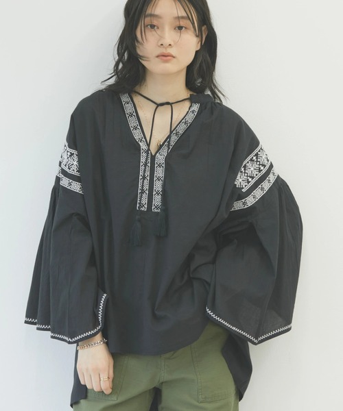 AMERICAN HOLIC(アメリカンホリック)の「スキッパーフレアスリーブ刺繍ブラウス(シャツ/ブラウス・レディース・ブラック/オフホワイト・L/M)」の2枚目の写真